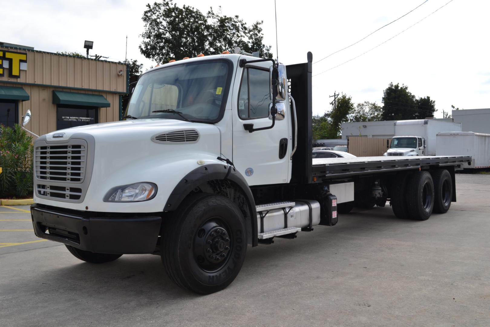 2018 WHITE /BLACK FREIGHTLINER M2-112 with an CUMMINS L9 8.9L 370HP engine, EATON FULLER 10SPD MANUAL transmission, located at 9172 North Fwy, Houston, TX, 77037, (713) 910-6868, 29.887470, -95.411903 - TANDEM AXLE, 56,000LB GVWR , 26FT FLATBED , 96" WIDE, AIR RIDE, RATIO: 3.55 , WB: 270" , DUAL 60 GALLON FUEL TANKS, POWER WINDOWS, LOCKS, & MIRRORS, DIFFERENTIAL LOCK - Photo#0